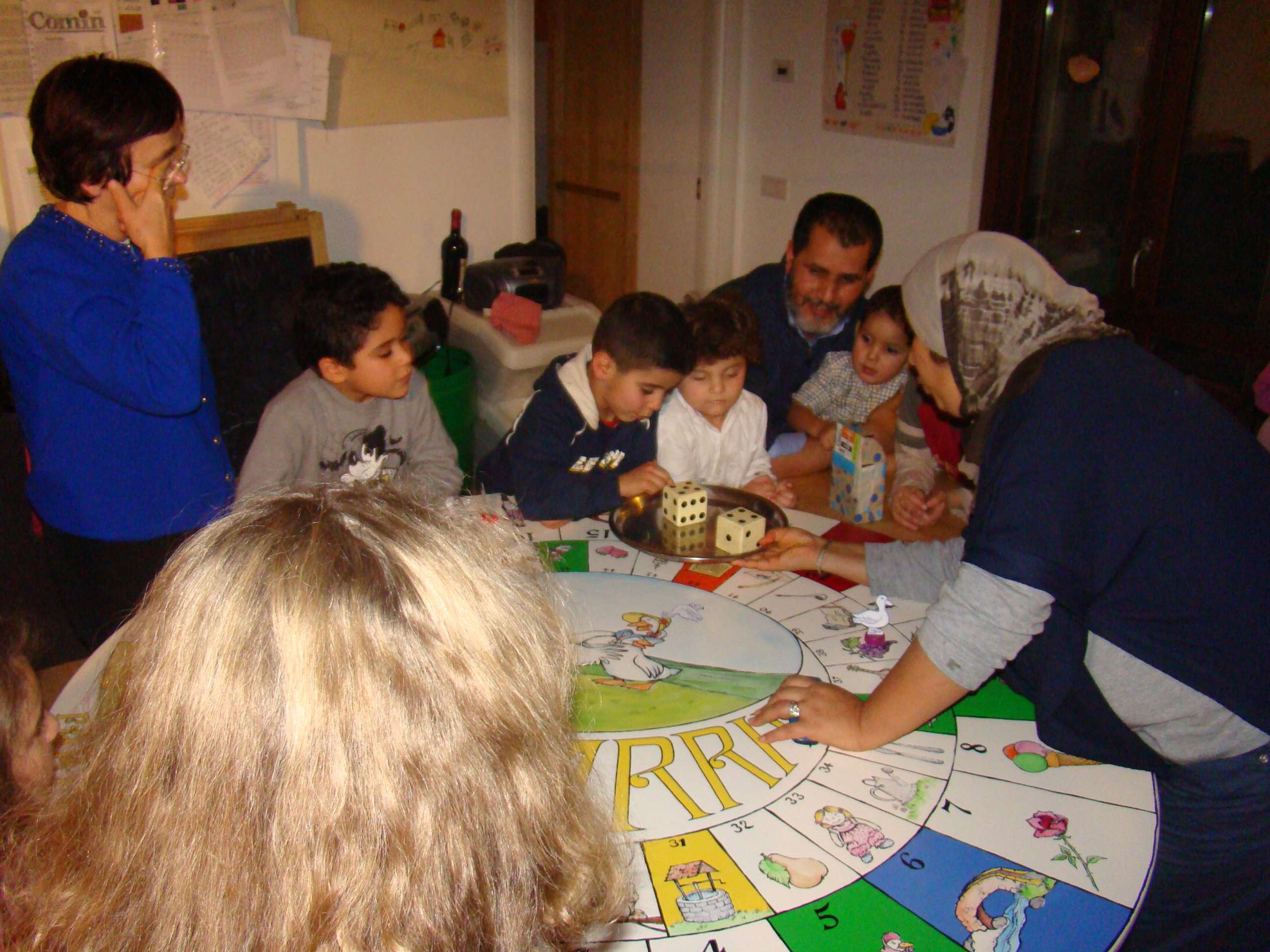 Bambini riuniti intorno ad una tavola imbandita